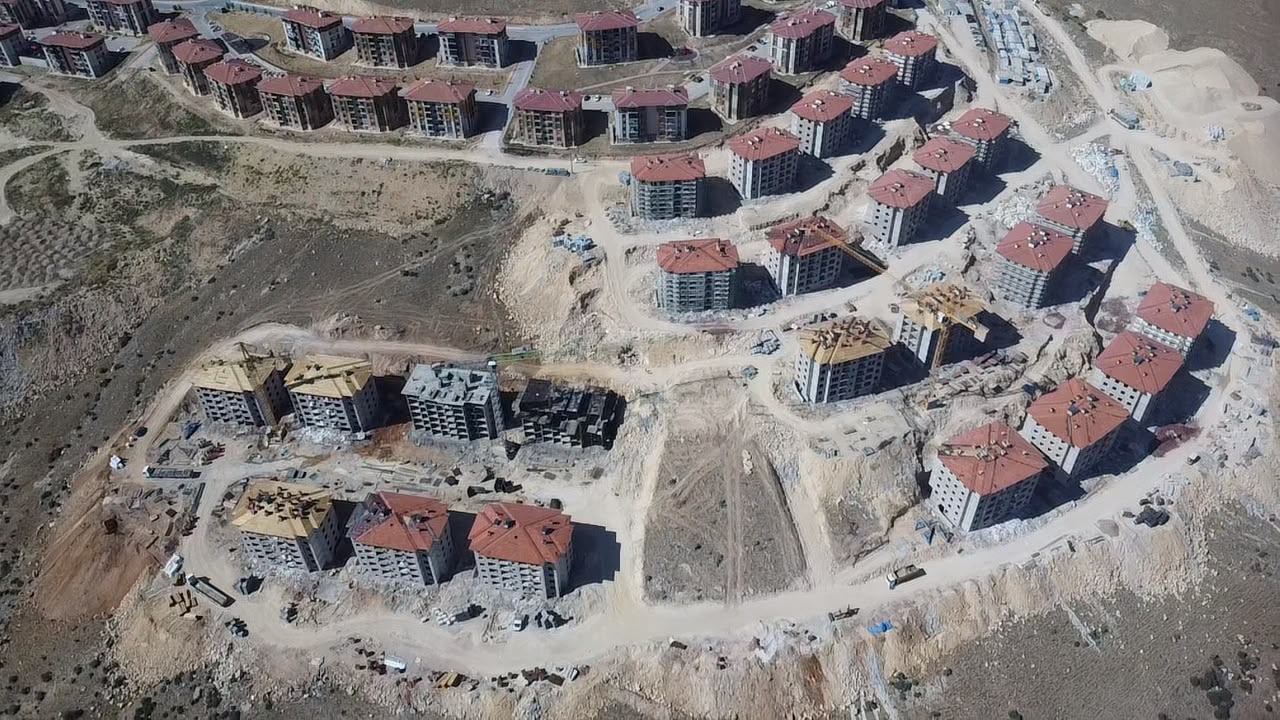Çok bloklu konut şantiyesi, drone çekimi
